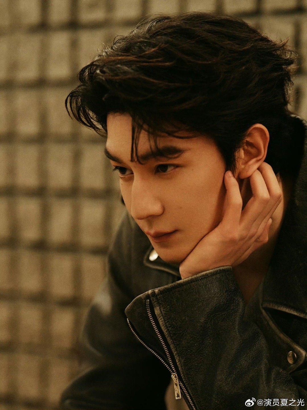 夏之光霸总体育生我家那小子 这身造型确实帅。黄冲锋衣配墨镜，登山杖一握就是荷尔蒙