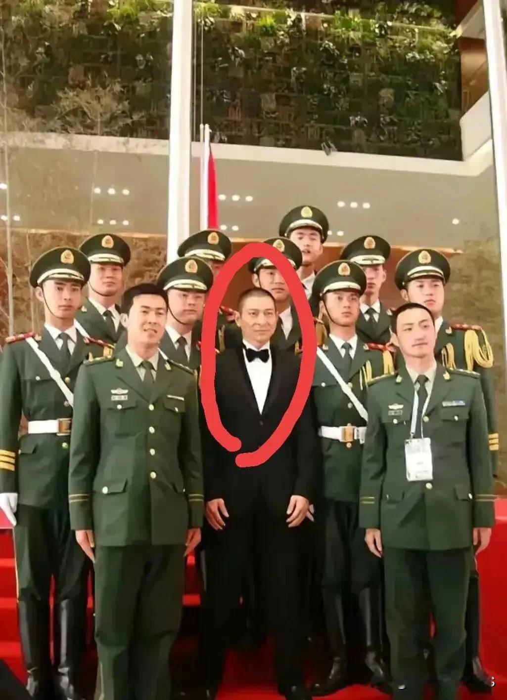 哎呀，华仔这回板着脸，站在一群军人中间，真是威风啊！还把头发剃得这么短，要不是那