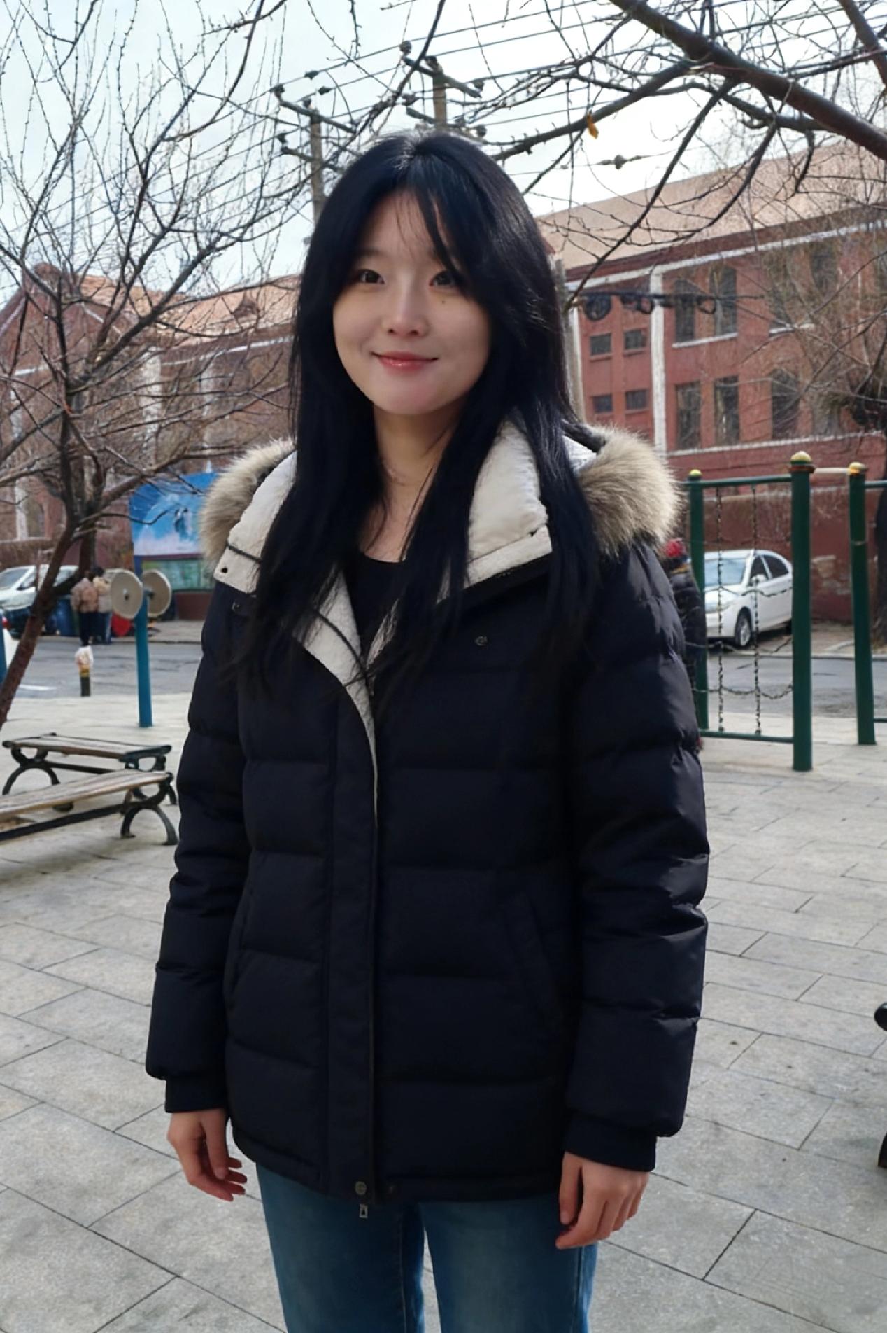 冬日的枝桠剥去了昔日繁华
裸着筋骨，在风里站成一副素描
钢筋混凝土的影子斜斜铺开