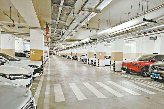 望坛新苑17号院地下车库共有B2、B3、B4三层，其中B4车辆出入口暂未开放。4