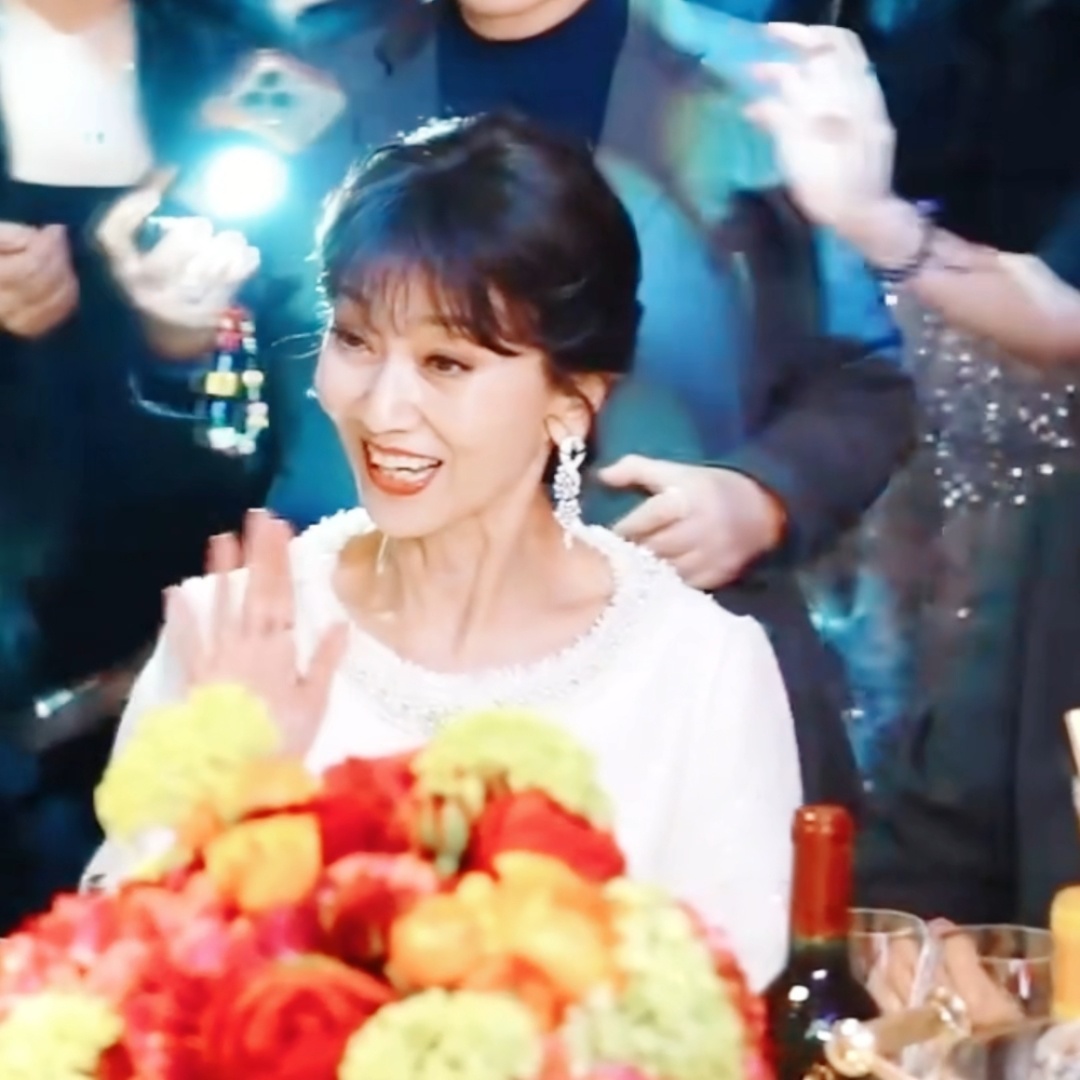 赵雅芝 这是什么小咪打招呼！！！ 