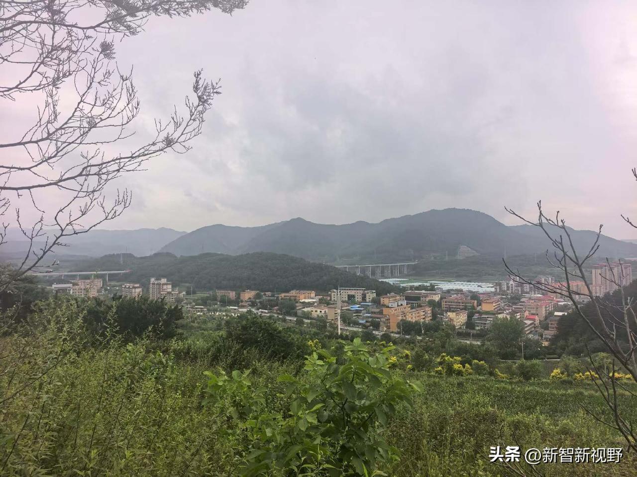 山间小镇，云雾缭绕，静谧如画