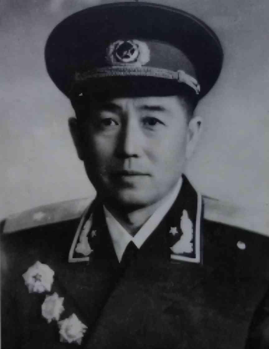 李荆璞（1908年1月19日—2000年11月3日），原名李玉山，黑龙江宁安人，