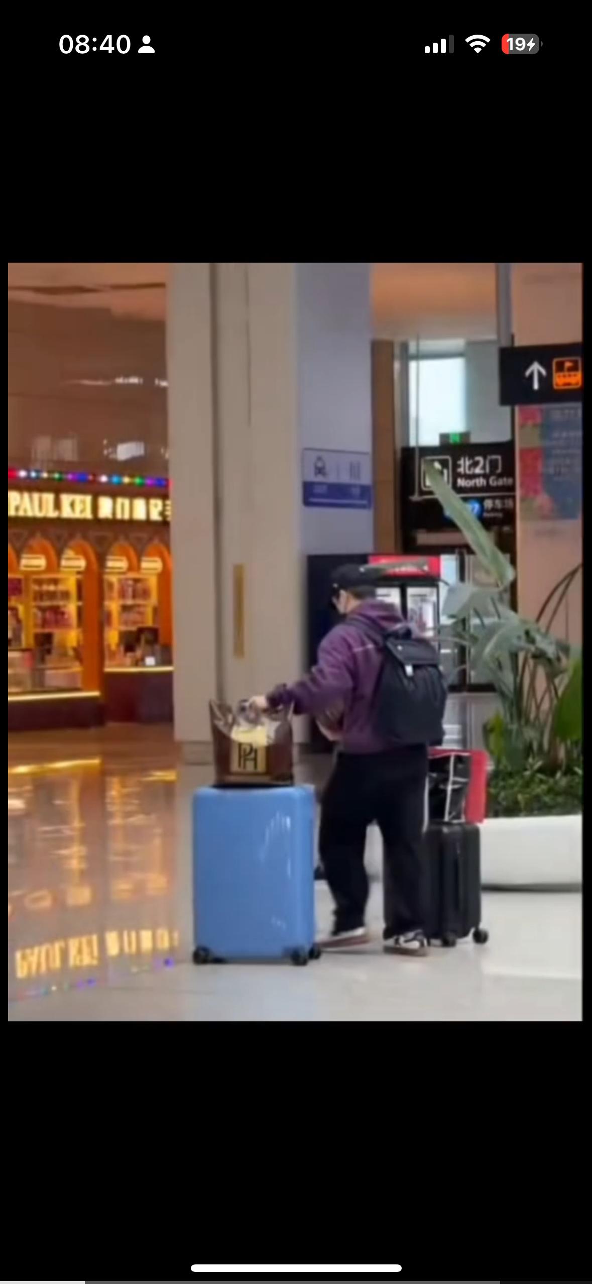 樊振东像是要回老家，见樊爸樊妈，大包小包回家团聚，真是有过年的感觉了！
他一直都