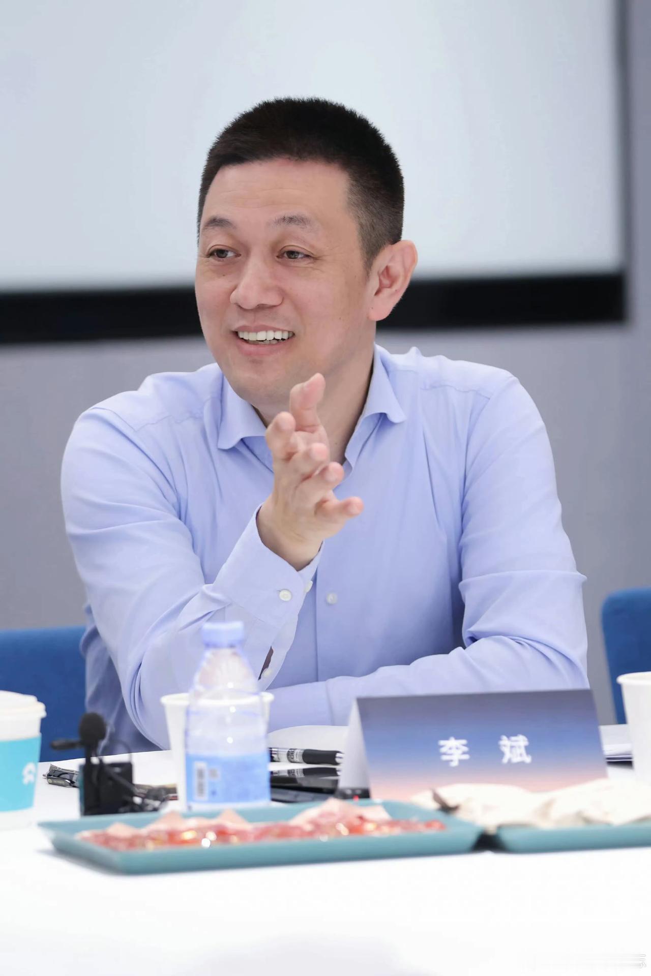 有些人说是蔚来汽车扛不住了，李斌才会预警下滑。
非也非也……
一方面经济环境、购