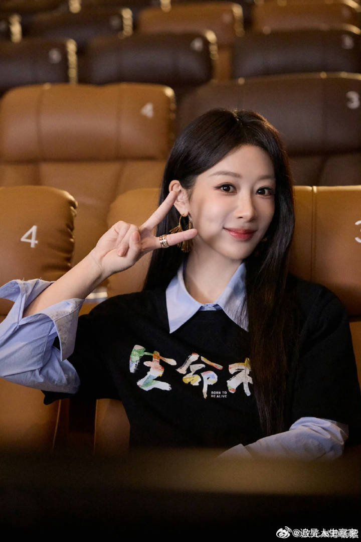 杨紫爱自己少吃多睡戒色杨紫真的太可爱又真实了！简简单单三句话：少吃、多睡、戒色，