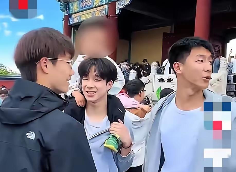 5月3日，在北京天坛景区，一名小男孩游玩时不慎与父母走失，独自站在人群中十分无助
