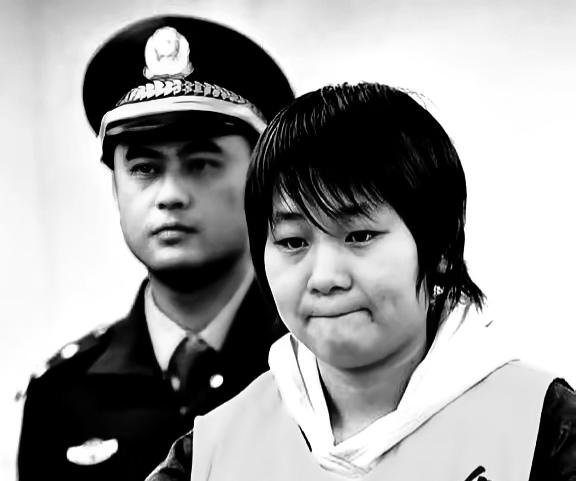 2009年，出租房里，18岁齐萍萍用塑料袋闷死瘫父和绝望母，拿锤刀分尸装进几十黑