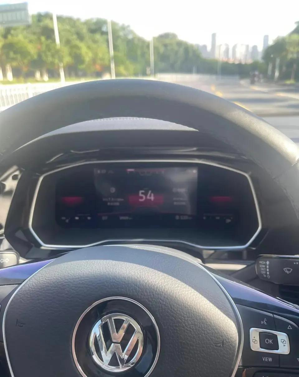 大众速腾2022款1.4T超越仪表和车机都很暗是什么原因？最近车子在早上，中午时