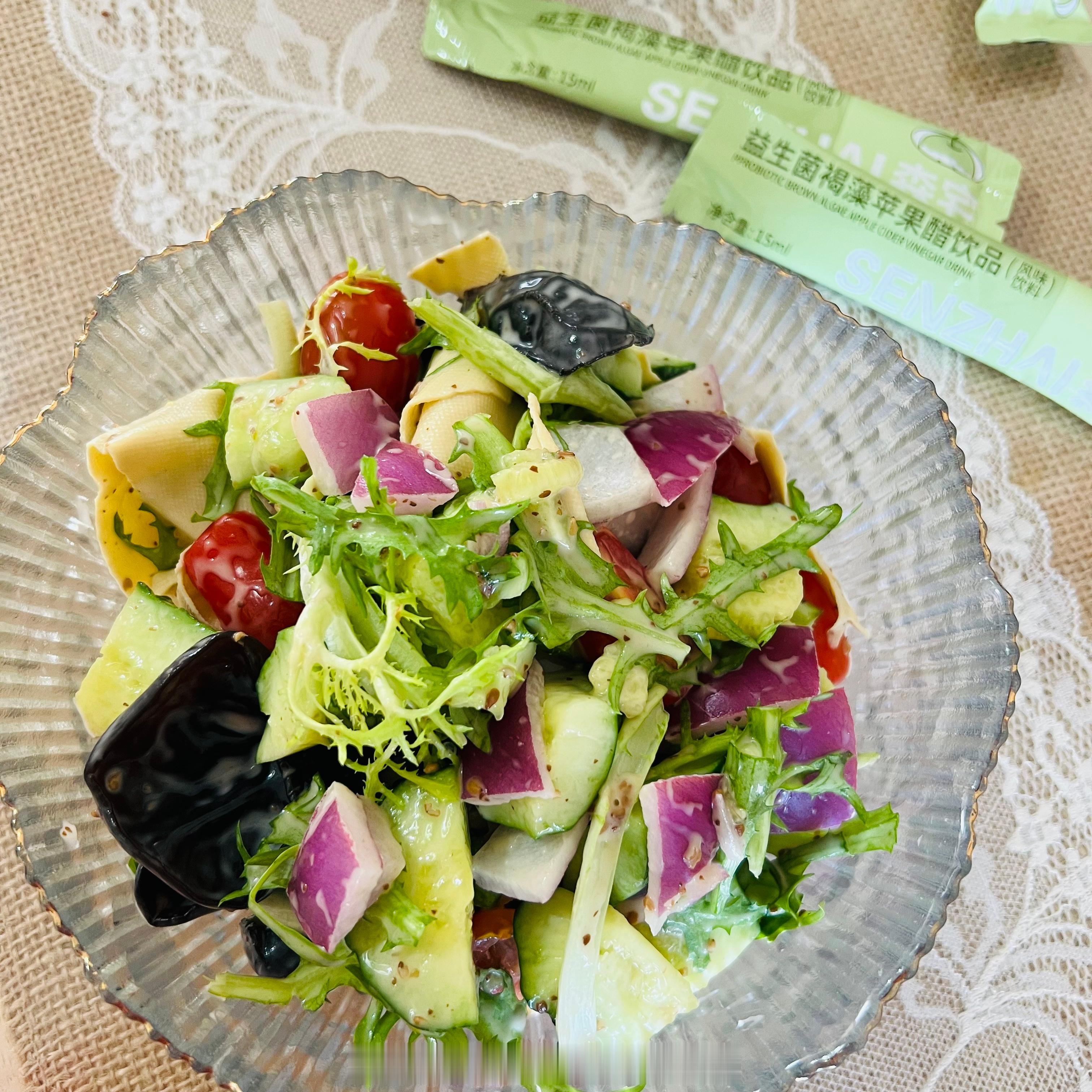 晚餐蔬菜沙拉🥗苹果醋淋上去味道一绝又get了新吃法嘿嘿 ​​​