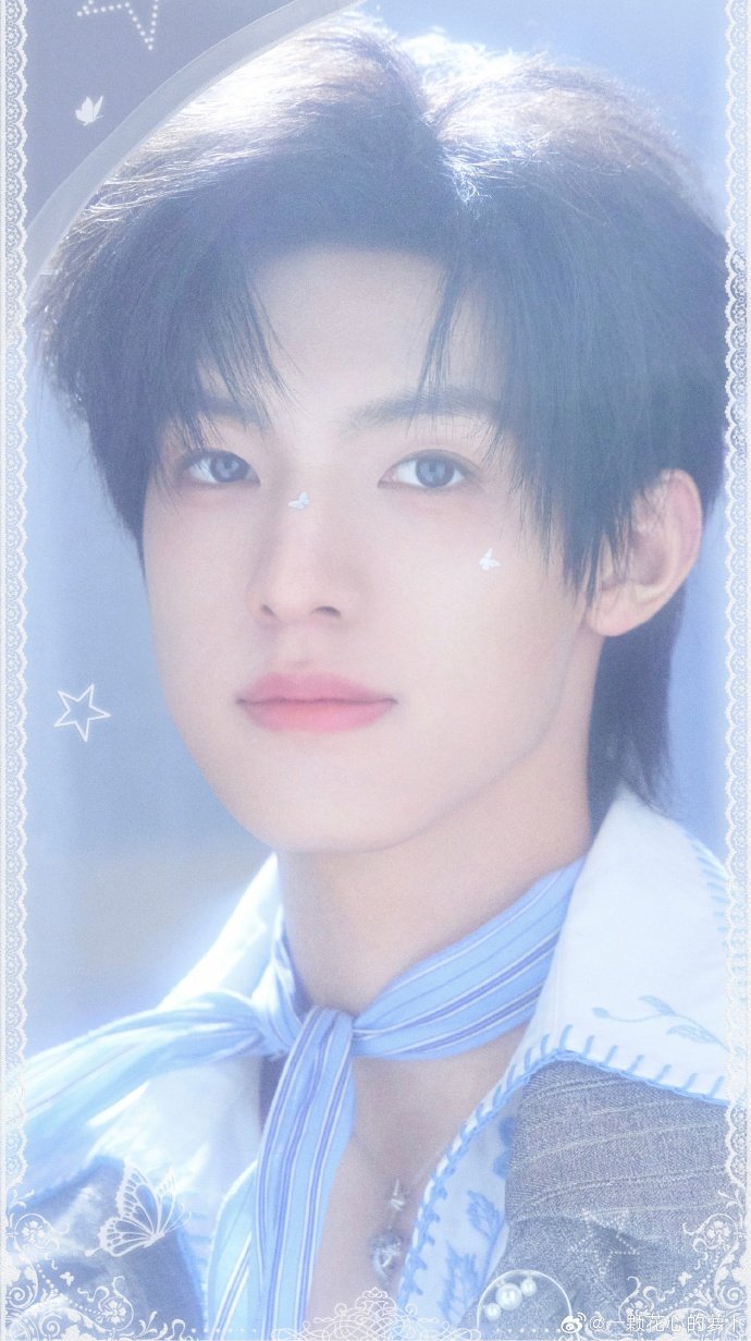 张泽禹演唱会宣传照张泽禹澳门演唱会妆造 张泽禹演唱会宣传照，这个妆造太漂亮了，演