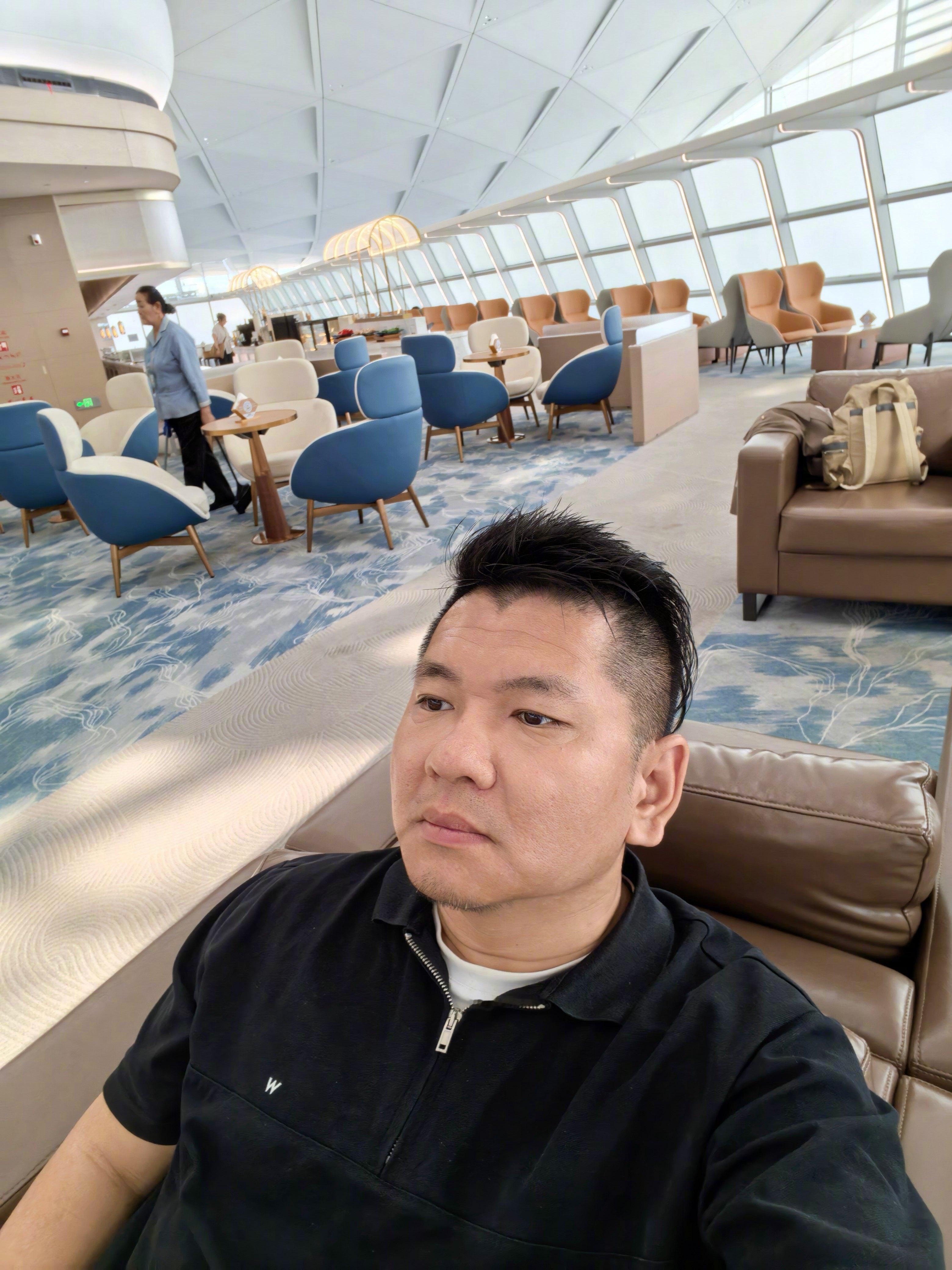 就刚刚，三亚T3航站楼，我在播放我试车视频，我自己看弹幕呢，声音开的不大，旁边坐