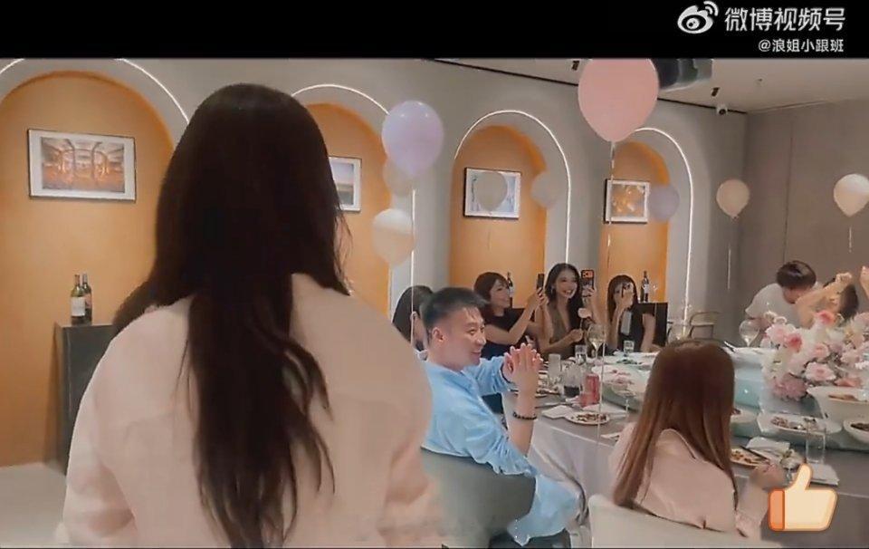 浪姐制片人任洋在张月生日会后台[傻眼] ​​​