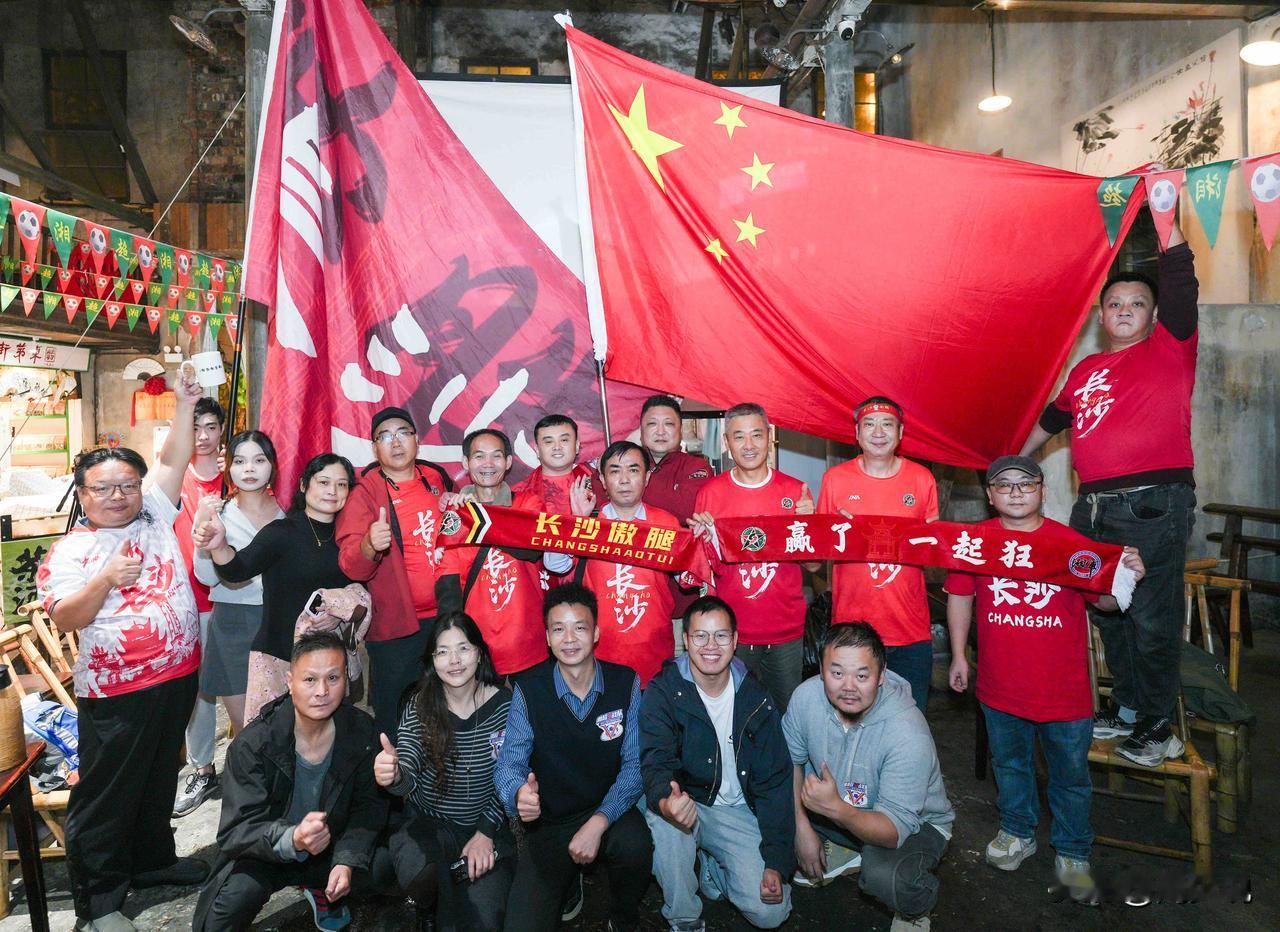 #湘超V战队嗨翻星城夜# 湘超株洲vs长沙，可谓是天王王之战，双方都势必想拿下对