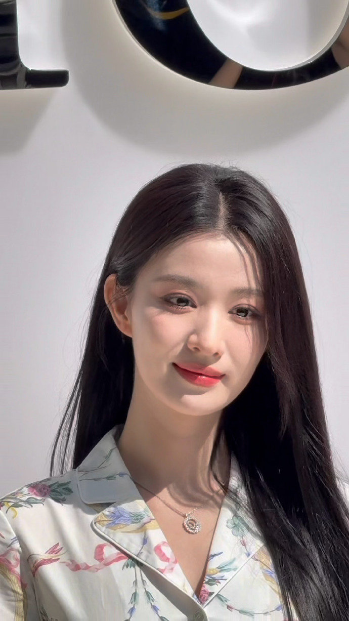 王楚然美到我词穷了 王楚然亮相直接让人失语，美貌氛围感扑面而来。温婉的气质如春风