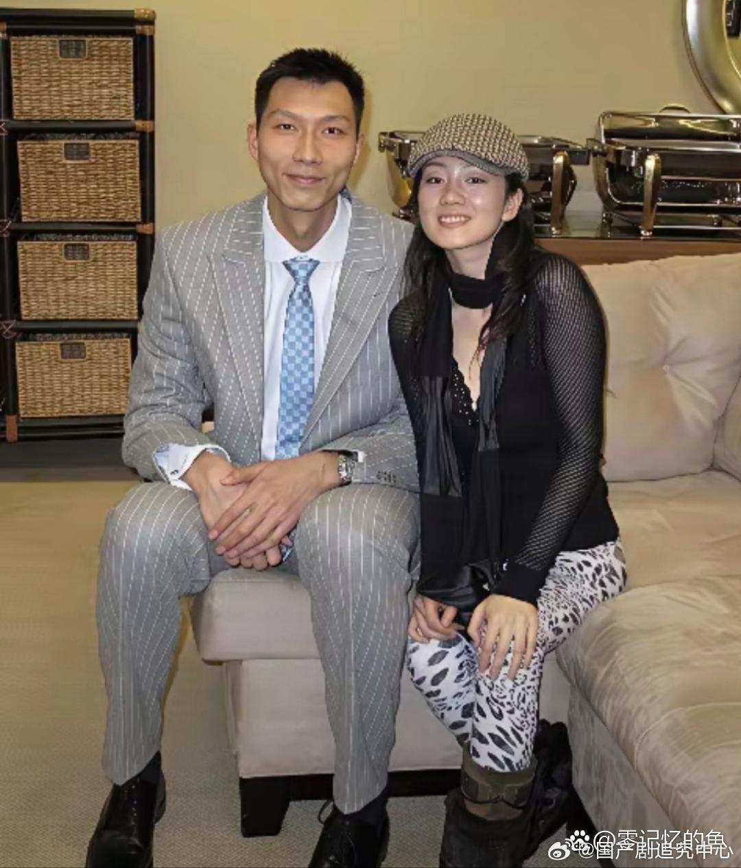 易建联和巩俐年轻的时候。 