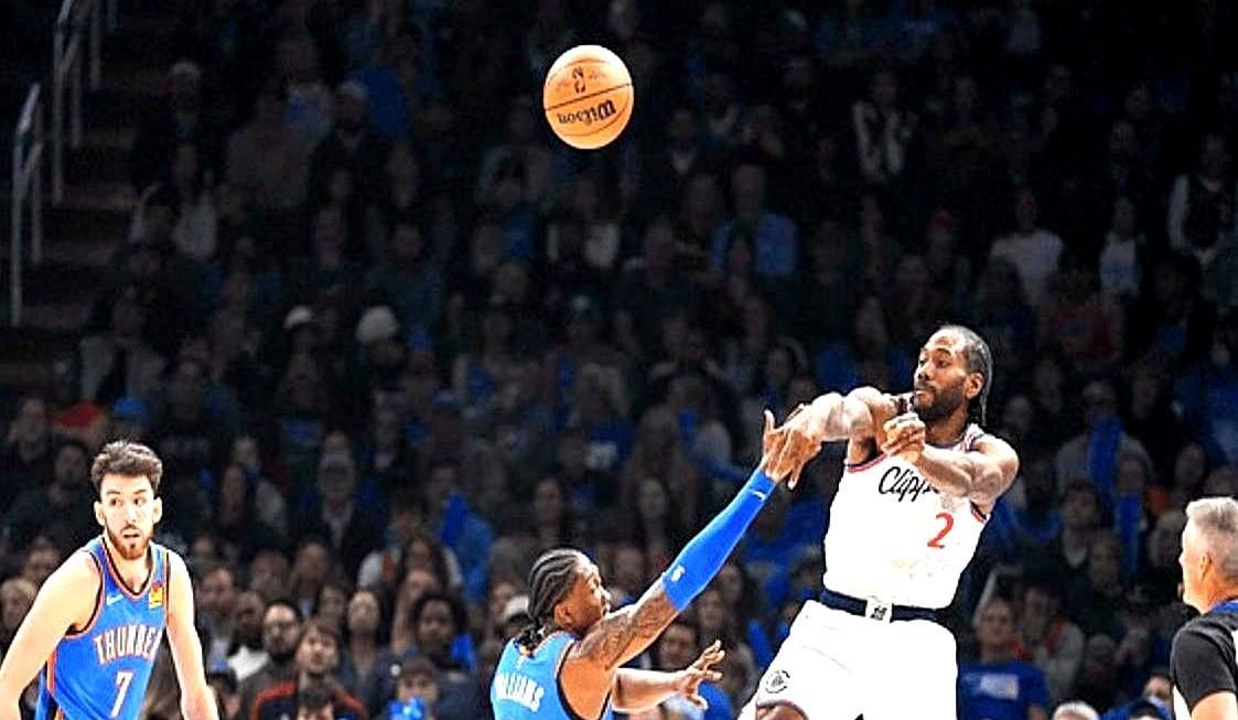 这支球队赢球比输球更尴尬。
主场50天没尝过胜利的滋味，赢下湖人那一晚，更衣室里