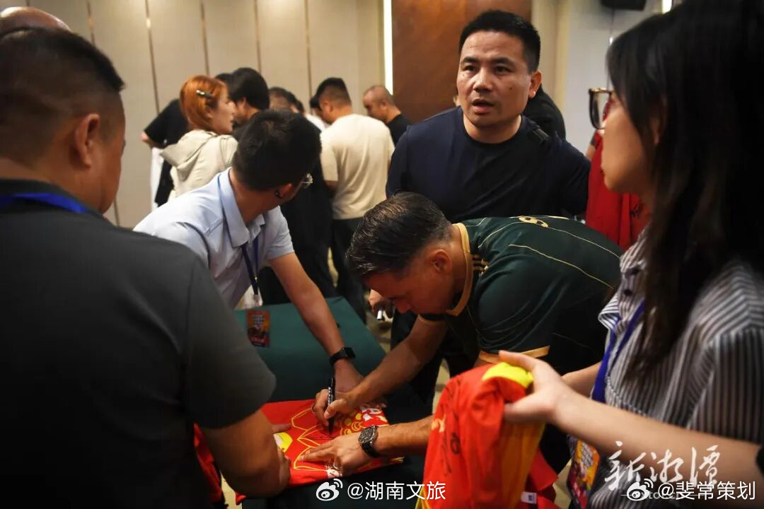 湖南趣味足球嘉年华即将开启绿茵激情，点亮莲城；足球盛会，闪耀湘潭！在第六届湖南旅