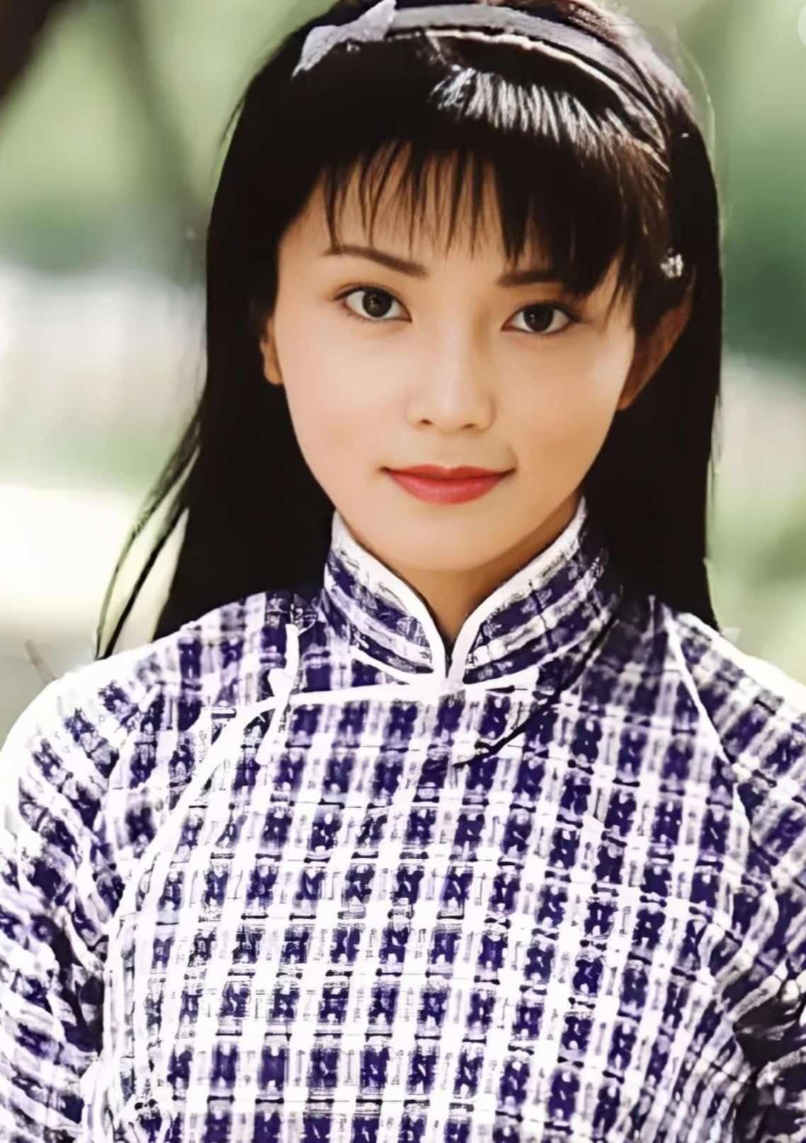 刷到她身着婚纱下葬，看完心里久久发酸
偶然在手机刷到女演员李钰的故事，得知她最后