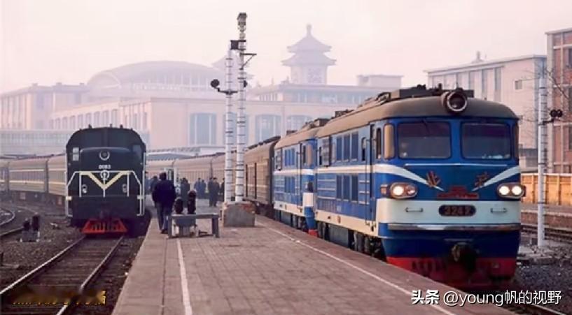 一组七八十年代的铁路老照片，向我们展示了许多已经消失的场景。下图中图一至图三的这