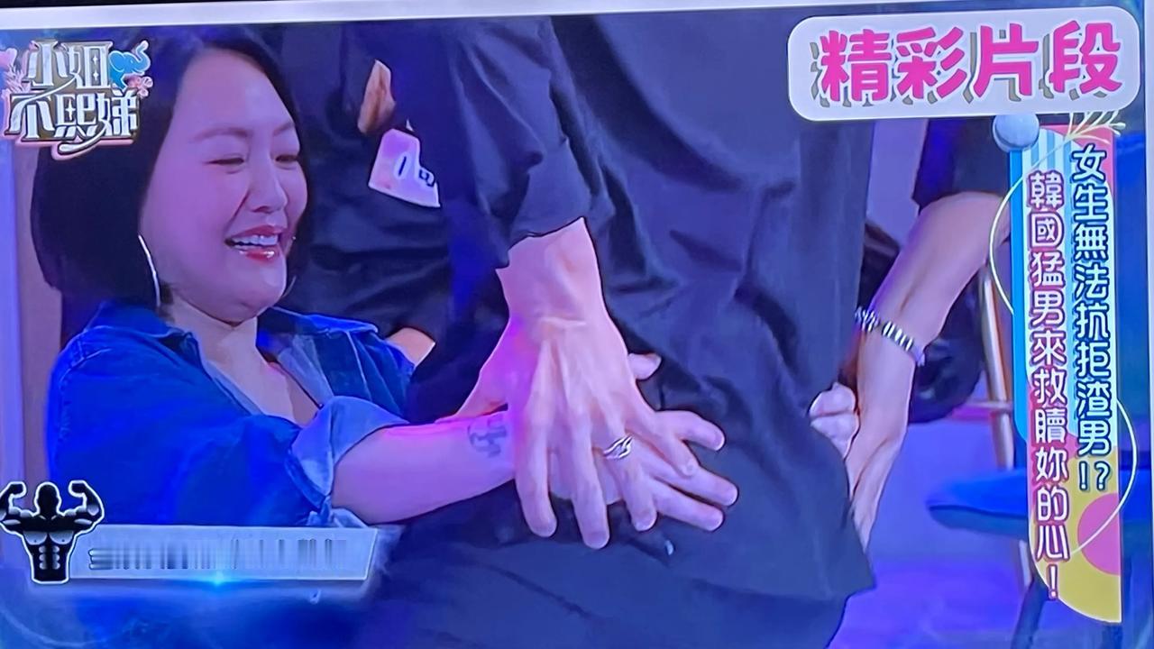 看看小S的<小姐不𤋮娣>的综艺场面，让人觉得如此无聊。一群女的穿得如此清凉，频