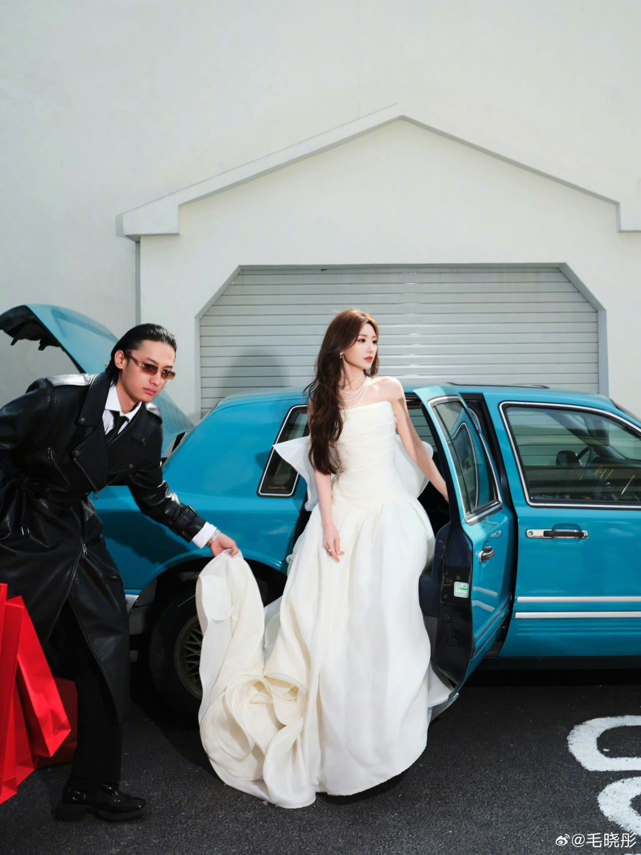 毛晓彤落跑白玫瑰毛晓彤抹胸白裙不得不说毛晓彤这组出发图直接把“氛围感”焊在身上了