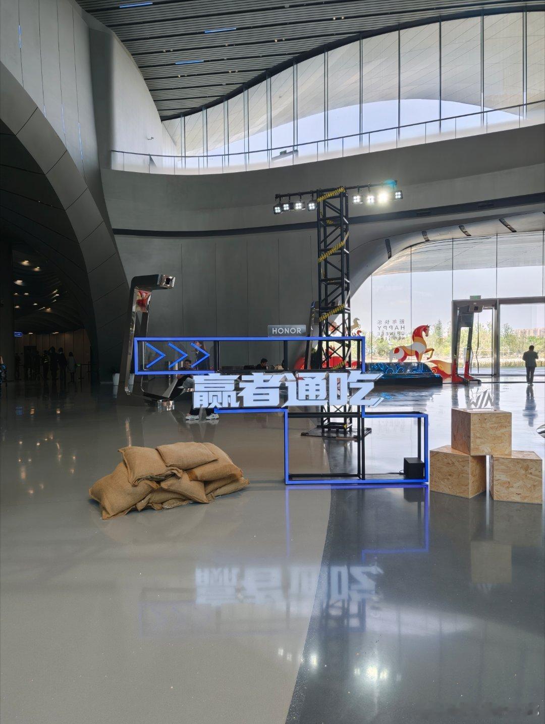 就上了个厕所就来不及跟小姐姐合照了😭那就直接看荣耀自研东风尾喷散热引擎挑战传统