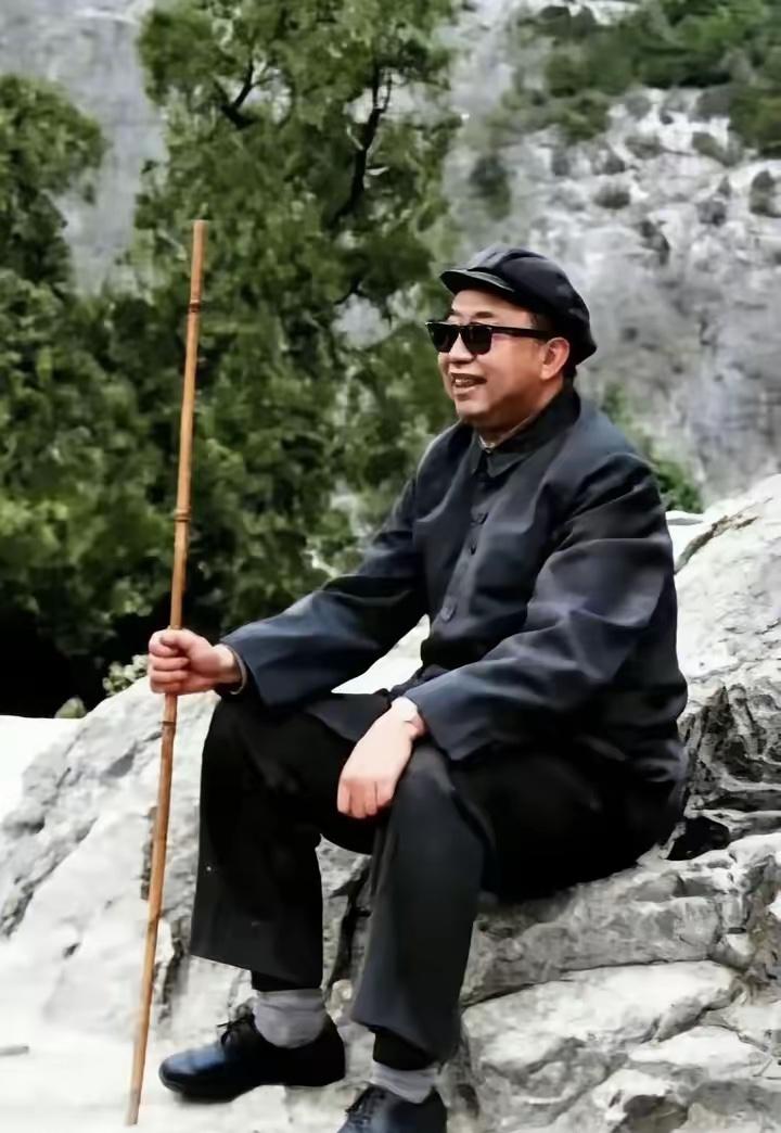 我敢打赌，99%的年轻人都不认识这位老同志。如果你认识，说明你已经老了，不信你试