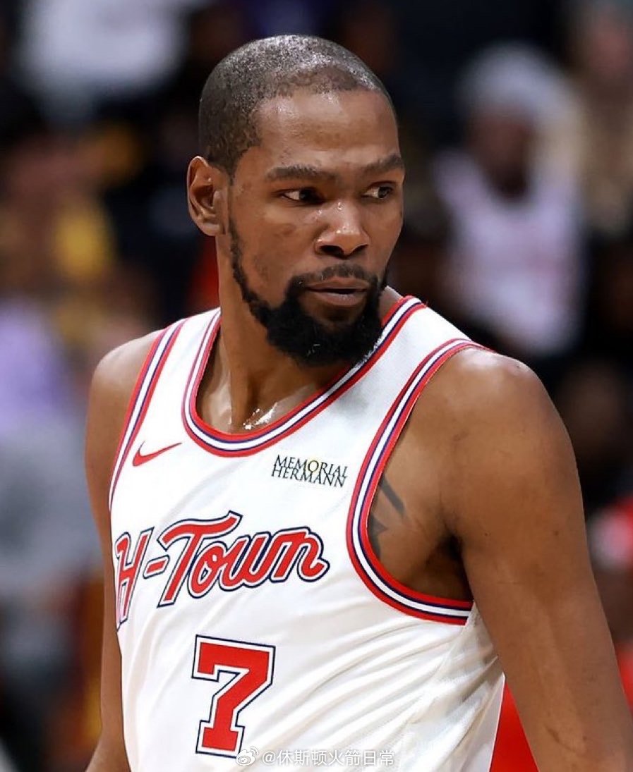 杜兰特过去5场比赛，场均上场36.1分钟，拿到28.4分7.4助攻5.2篮板，投