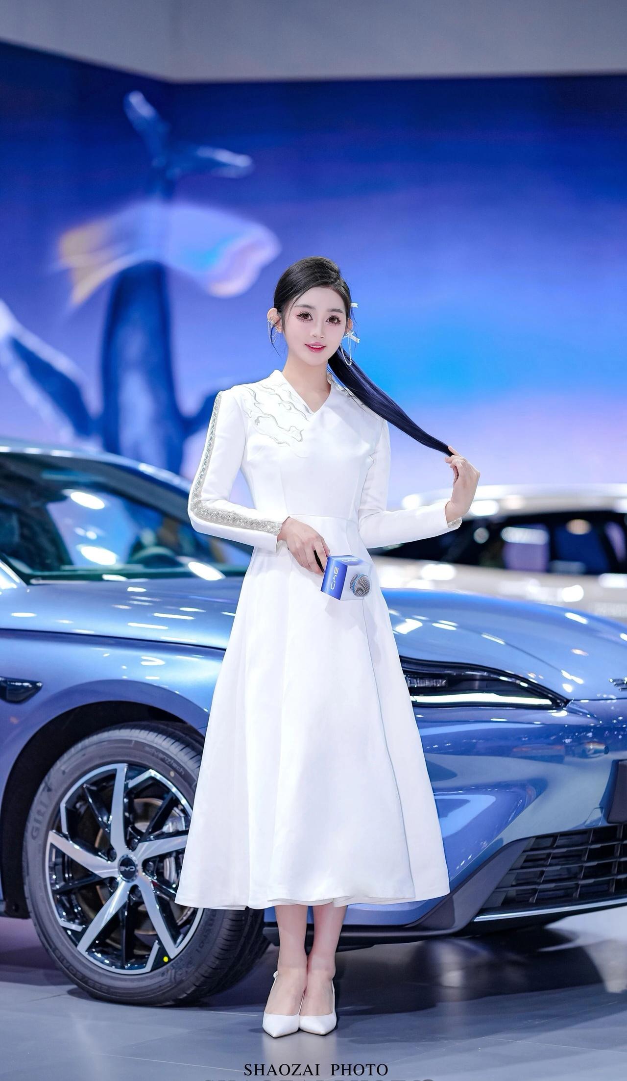 这位小姐姐在车展的舞台上，宛如从东方美学画卷中走出的仙子，又带着现代科技的灵动光