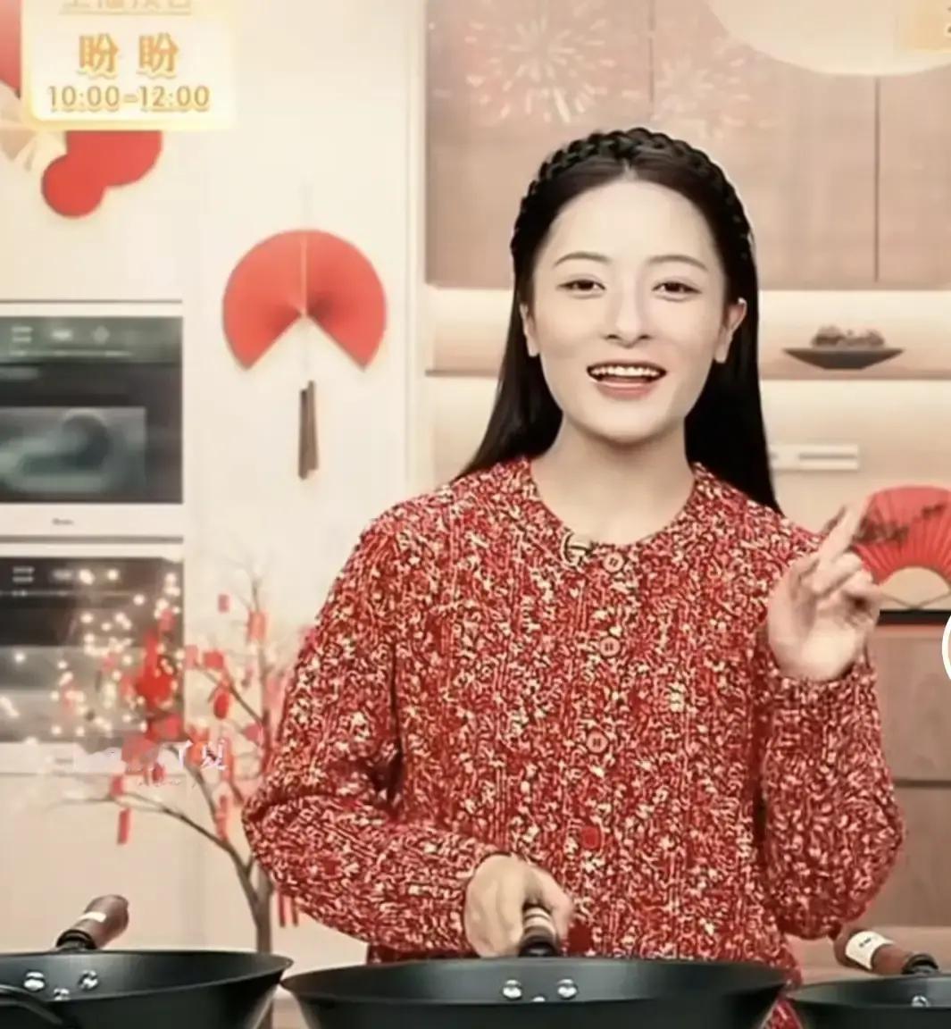 安安直播穿件红白条纹上衣，弹幕刷满猪肉馅溜肥肠。
她没急，挑眉拍手反问观众，转头