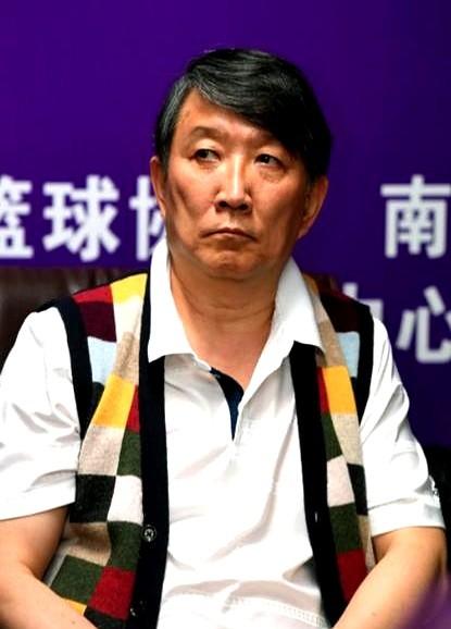 最近女篮教练宫鲁鸣愁坏了！内线两大顶梁柱——王牌中锋韩旭去澳超打球，天才少女张子