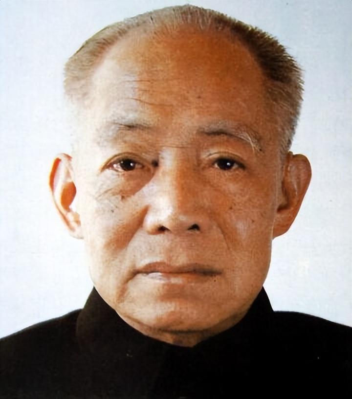 陈丕显在文革中遭到残酷迫害，被关押长达十年之久，连亲人也受到牵连，但他仍然不妥协