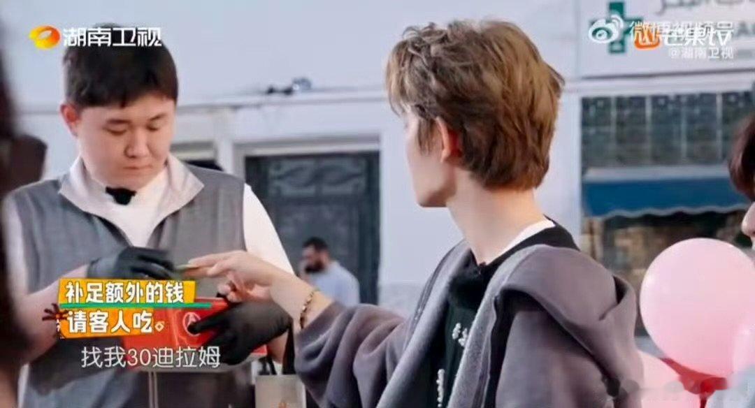 丁禹兮经常请吃饭的帅气哥哥丁禹兮自掏腰包为陌生人买单中餐厅 丁禹兮在中餐厅的暖心