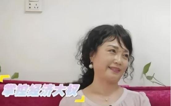 57岁的刘大叔在相亲活动遇见54岁的徐大妈，两人一见面就聊得格外投机，从养花心得