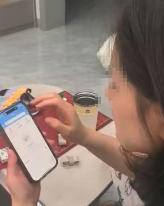 真的离大谱！7月2日，安徽28岁的刘女士申领失业金时被拒，一查才震惊地发现，20