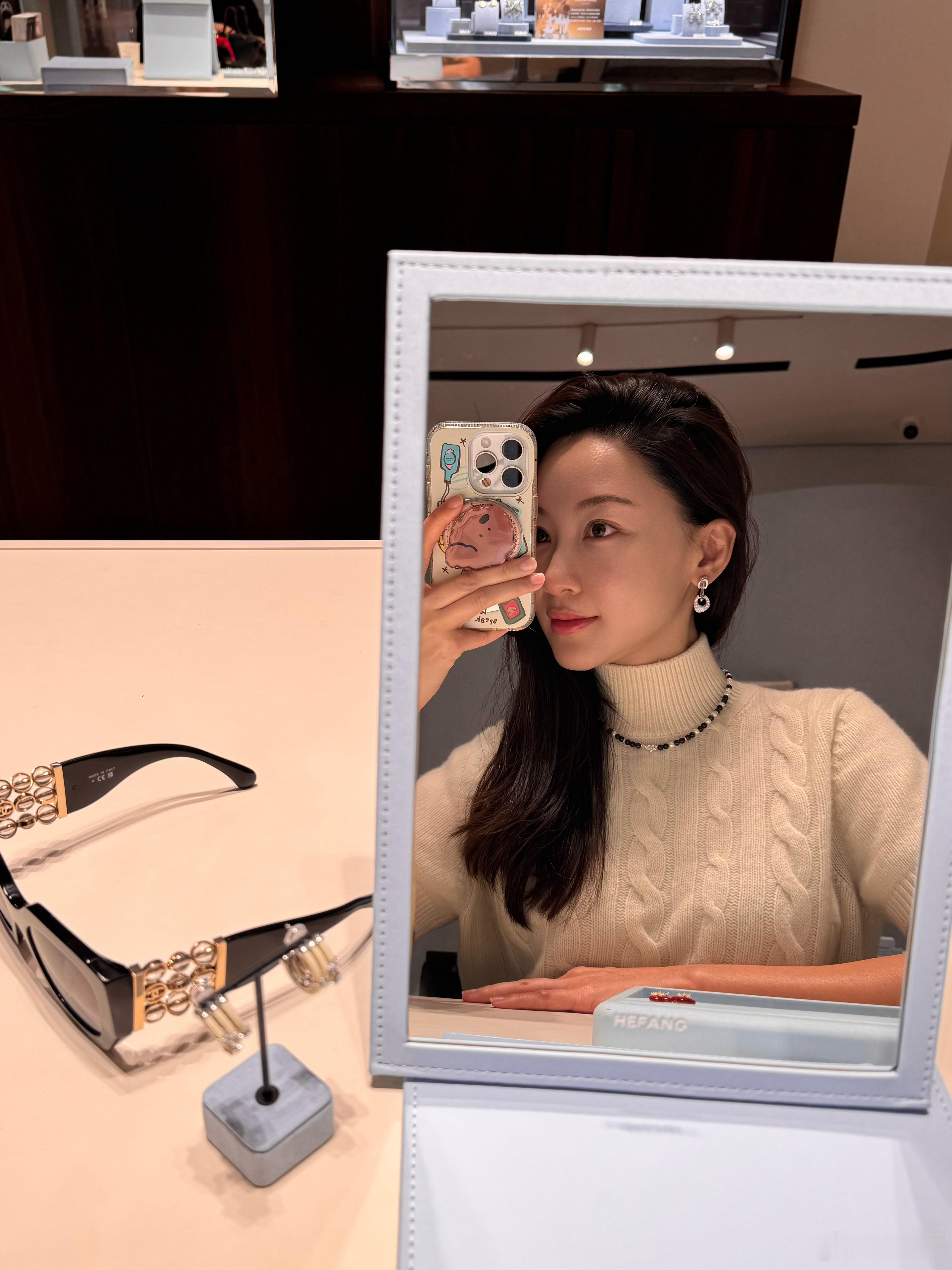 中午和方姐吃饭，碰巧路过她门店没忍住进去薅了一圈，让我富婆方姐全买单哈哈哈。我拍