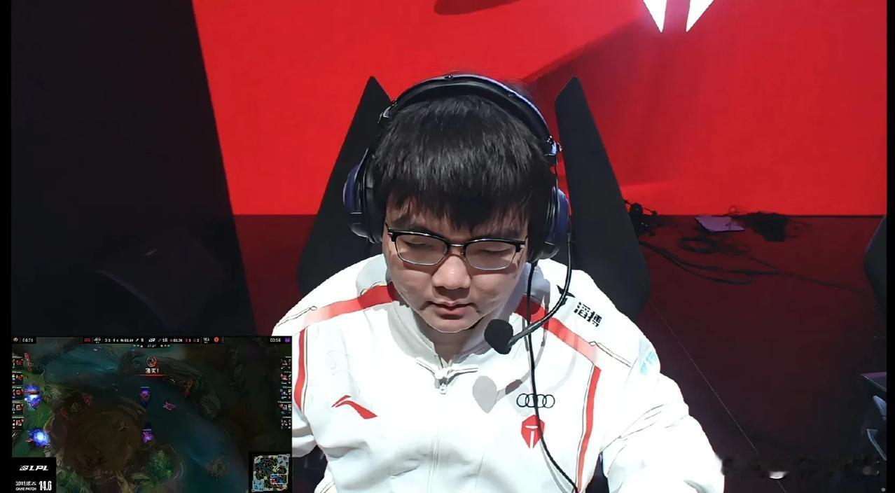 TES  2-0 JDG 拿到赛点
第二局有好多名场面
1、双四杀的河道剑魔，3