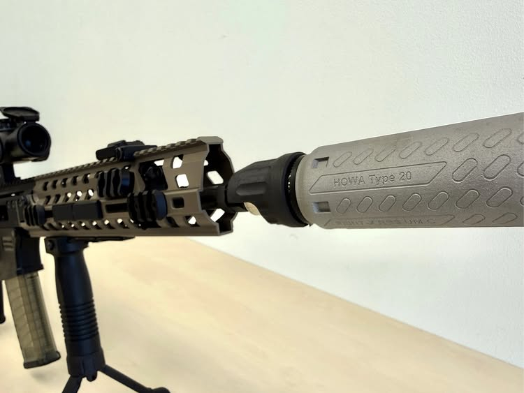 日本20式小銃的标配消音器B&T PRINT-X RBS，与商业版本不同的是上边