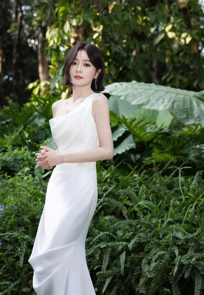 46岁秦岚也太绝了！
一袭斜肩白裙把好身材兜不住，腰臀比例绝了，气质又撩又高级，