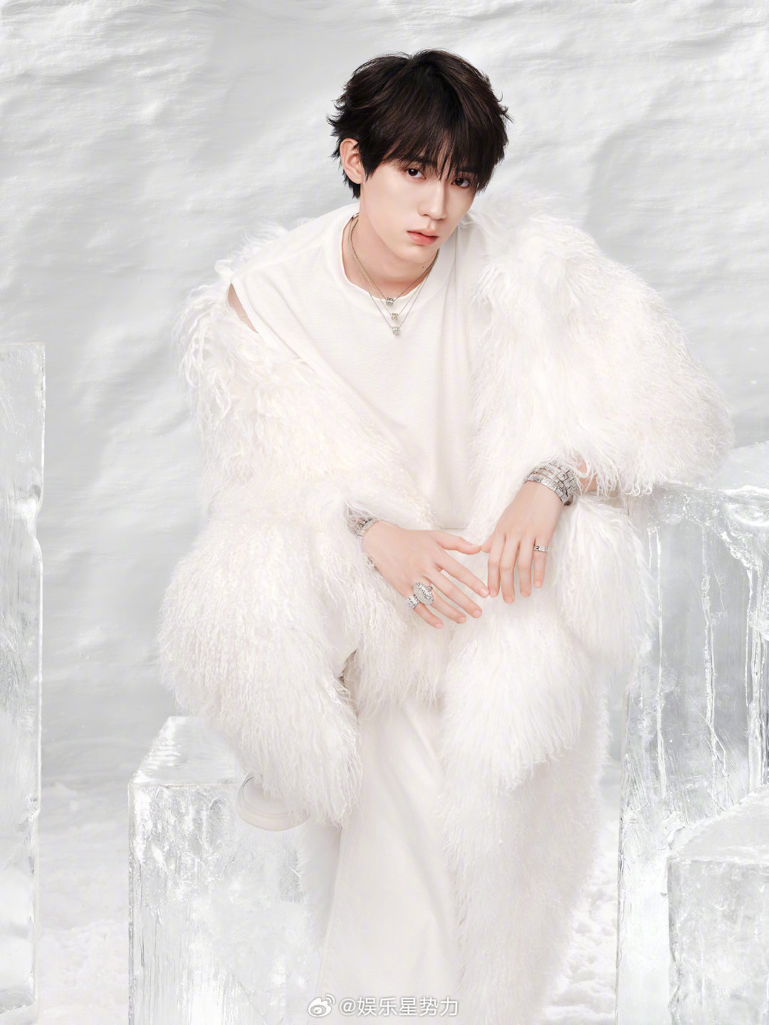 白衣造型简直是为周翊然量身打造！生图状态好到让人惊叹，五官精致立体，线条流畅，皮