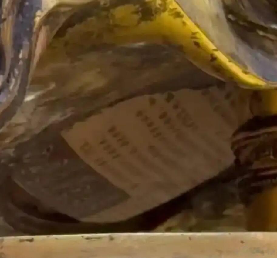 感觉这就是一个巧合吧？仔细看所谓“TCL广告”的位置，是这尊菩萨像的底部，而且看