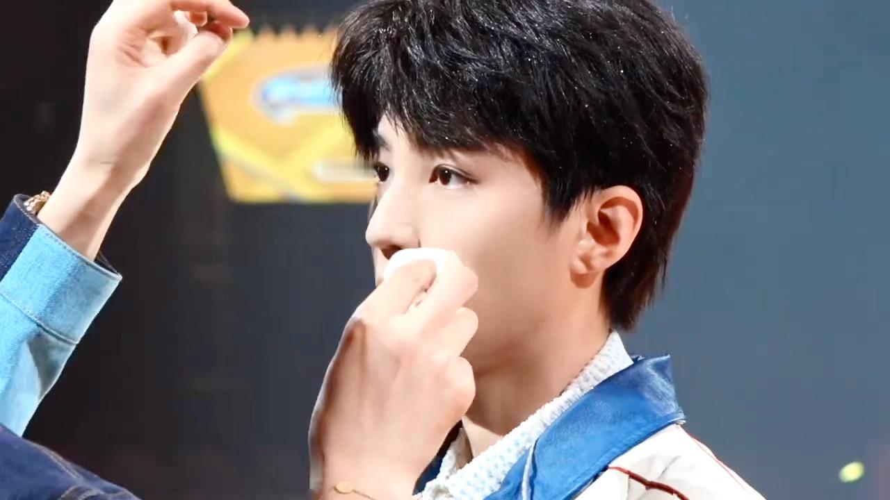 给萌萌的小凯整理妆面什么的…只想说你整理完了轮到我了[拜托][拜托][拜托]王俊