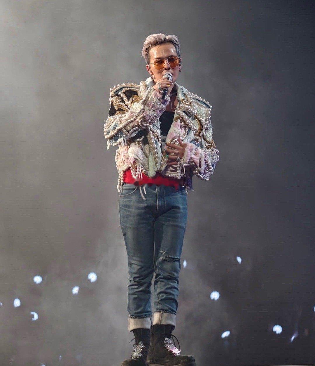 权志龙（G-Dragon）"超人主义"世界巡演香港站的惊艳造型，巴尔曼（Balm
