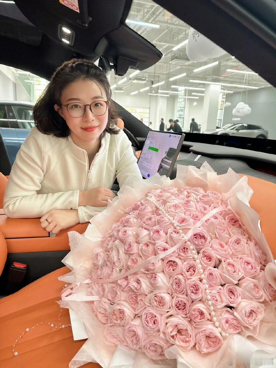 这位小米YU7车主真的漂亮，花好看车好看人更好看