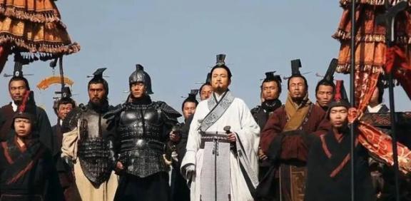 秦朝开国之后，秦始皇为何不对六国贵族斩草除根？反倒留下隐患？ 
 
秦统一天下后