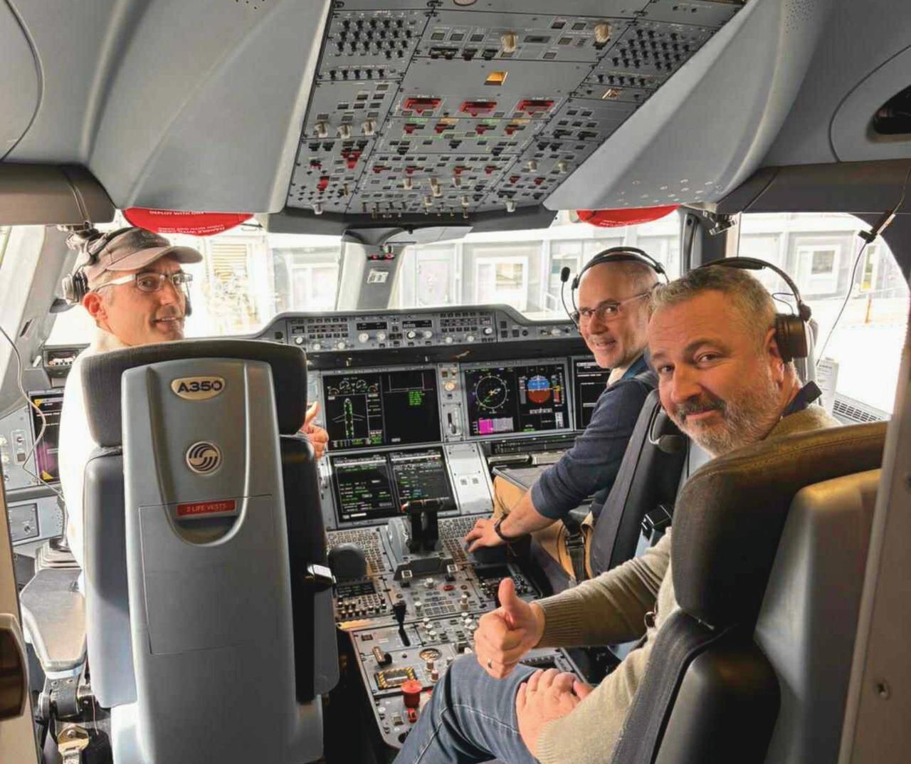 1月29日，一架空客A350-1000客机飞往新加坡，为2026年新加坡航展做准