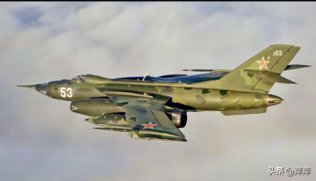 这架迷彩涂装的战机是苏联雅克-28PP电子干扰机，出自雅科夫列夫设计局。它于19