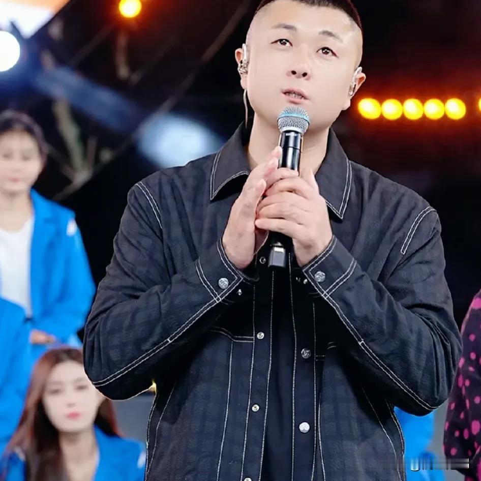 如果老葛不救场，丁红娥和杨子一要打起来了
    紫队的铁妞今晚发挥超常，一首《