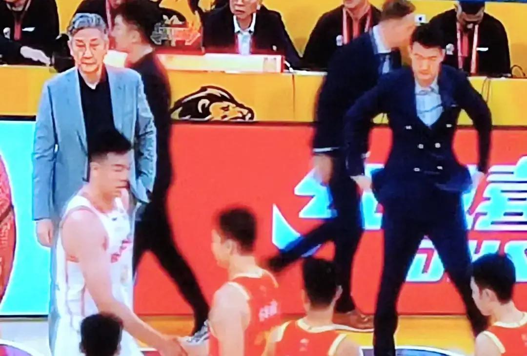 防守冲到联盟第7，最近5场末节得分却全是倒数——深圳队赢球的密码到底丢在哪？
 